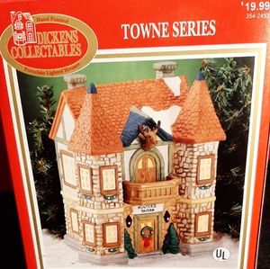 Dickens Collection, Towne Series, Hunter's Tavern. Porcelain, lights up.